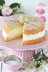 Holunder-Sahne-Torte  auf Tortenplatte
