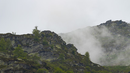 Fototapeta na wymiar Misty day in mountain with suggestive mountain view 