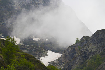Fototapeta premium Misty day in mountain with suggestive mountain view 