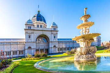 Naklejka premium Royah Exhibition Building and fountain in Melbourne, Australia