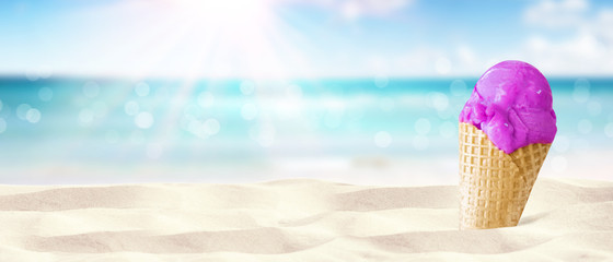 Leckeres Eis in der Waffel am Strand