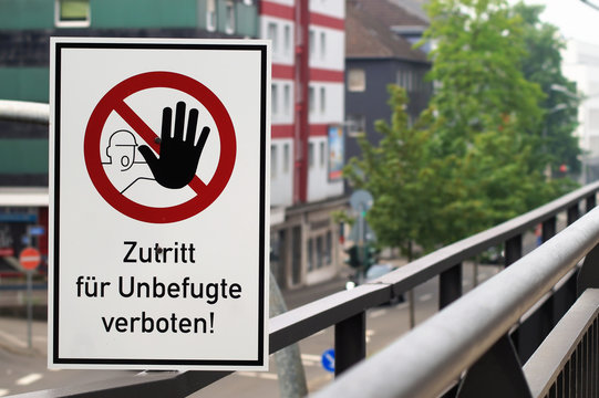 Verbotsschild an der alten Bahntrasse in Mülheim an der Ruhr