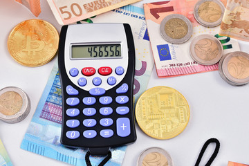 calculadora sobre dinero con billetes, monedas y dinero virtual - obrazy, fototapety, plakaty