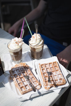 Leckere Waffeln mit Eiskaffe Draufsicht