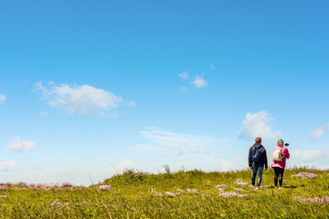 couple de s&eacute;niors  faisant un selfie
