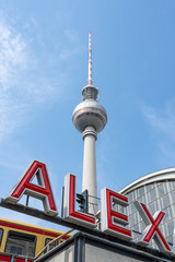 Der Fernsehturm am Alexanderplatz in Berlin, Deutschland