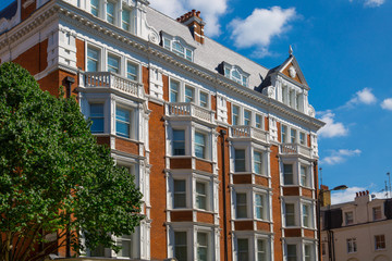 London, UK. Residential aria of Kensington and Chelsea. Cadogan gate with row of periodic buildings. Luxury property in the centre of London. - obrazy, fototapety, plakaty