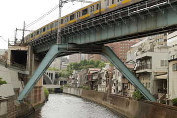 Obraz premium 川にかかる鉄道橋