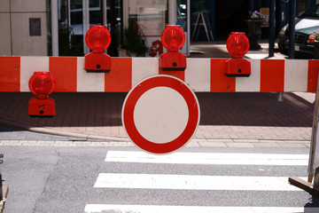 Straßenabsperrung mit Signalleuchten / Eine Straßenabsperrung mit Signalleuchten an einem...
