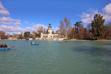 Fototapeta na wymiar Parque del Buen Retiro de Madrid, España