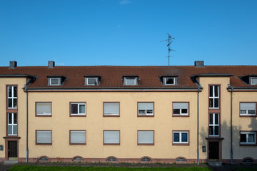 altes Reihenhaus mit blauem Himmel