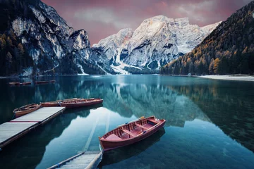 Poster Houten boot bij het alpiene bergmeer © Nickolay Khoroshkov