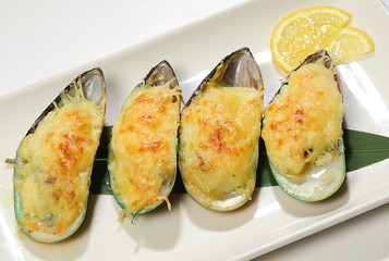 Giant-Kiwi mussels under cheese crust with lemon