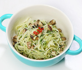 Rice noodles with shitaki and spinach, close-up