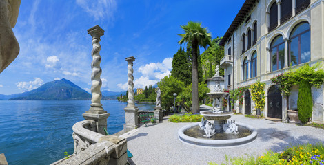 Blick vom Park der Villa Monastero mit Sprinbrunnen auf den Comer See 