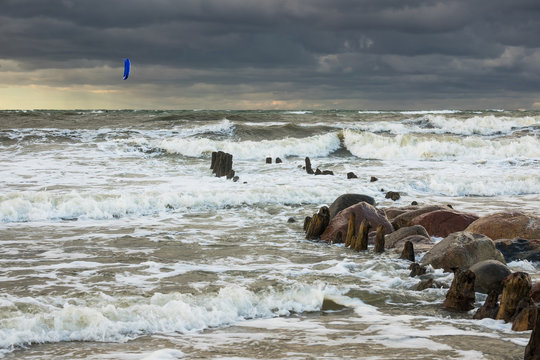 Die Ostseek&uuml;ste bei K&uuml;hlungsborn an einem st&uuml;rmischen Tag