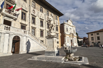 Fototapeta na wymiar Памятник Фердинанду Медичи в Пизе
