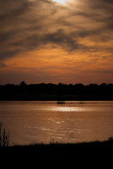 Obraz premium Zachód słońca nad jeziorem