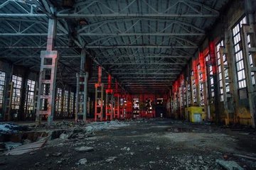 Photo sur Plexiglas Vieux bâtiments abandonnés Grand hall industriel éclairé par des lumières rouges. Usine d& 39 excavatrices abandonnées de Voronej