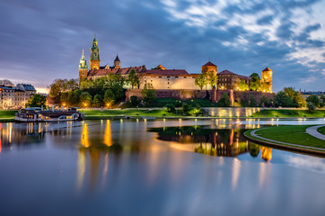 Wawel Castle in Krakow, Poland, seen from the Vistula boulevards in the morning - obrazy, fototapety, plakaty