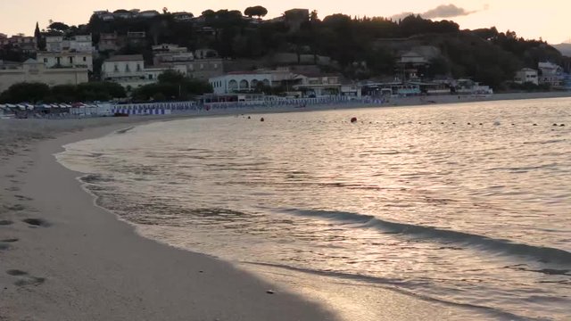 Spiaggia al tramonto con onde. Paese turistico italia, calabria, soverato