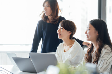 ビジネス・驚く女性