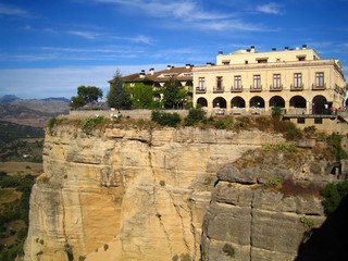 Fototapeta premium Bâtiments au bord du canyon de Ronda, en Andalousie (Espagne)