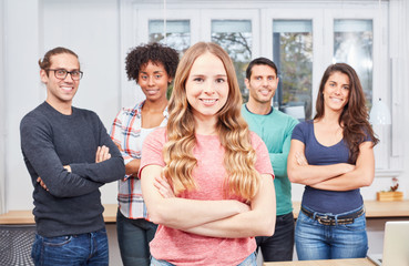 Junge Frau als Azubi vor ihrem Business Team