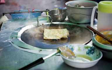 Crispy roti bread Put the egg in a pan to make Sold in the markets of Songkhla Province, Thailand