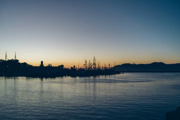 Naklejka premium red sunset on the ocean with yachts 2