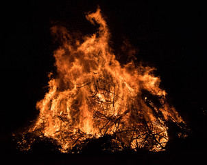 großes loderndes Lagerfeuer