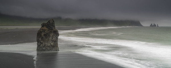 Dyrholaey Felsen - Island - Gigantischer Felsmonolith am Strand, dessen Fuß umspielt wird von...