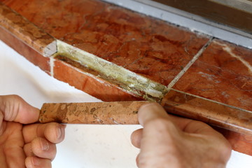 Reparatur am Marmorsims