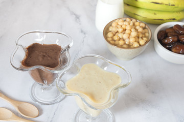 Smoothie vegan (chickpeas, chocolate and strawberry)