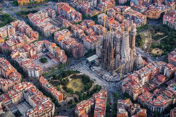 Obraz premium Widok z lotu ptaka Barcelony, dzielnicy mieszkalnej Eixample i bazyliki Sagrada Familia, Hiszpania