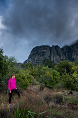 Naklejka premium Female trailrunner on a winters day