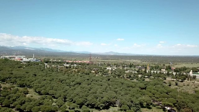 a&eacute;reo drone  volando sobre un bosque y al fondo puente  de la autopista  a6  y veh&iacute;culos circulandoo por la autopista  las rozas de madrid, y al fondo sierra de madrid