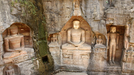 Fototapeta na wymiar Estatuas Jainistas de Gopachal Parvat en el Fuerte de Gwalior, India