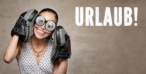 verrückte junge Frau und das Wort "Urlaub!"