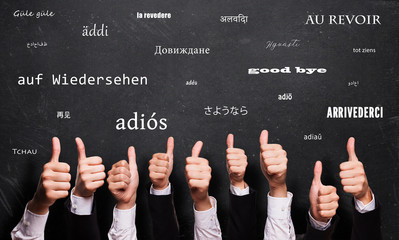 viele Daumen Hoch und "Auf Wiedersehen" in vielen Sprachen auf Kreidetafel