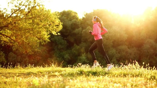 A morning jog in the Park near the pond in the Sunny rays of dawn, the girl is preparing to Mariano and lead a healthy lifestyle