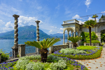 Blick vom Park der Villa Monastero auf den Comer See 