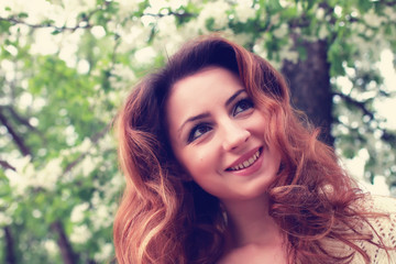 Naklejka premium girl walking in spring apple alley
