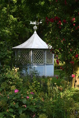 Pergola im Rosengarten