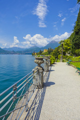 Blick vom Park der Villa Monastero auf den Comer See 