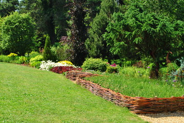 Wiklinowe płoty w ogrodzie © bnorbert3