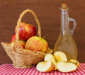 preparation of healthy organic apple cider vinegar