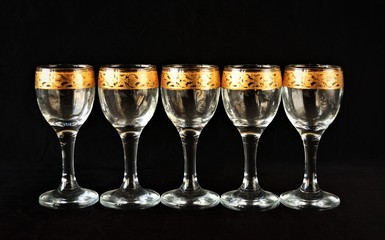 5 Likörgläser mit Goldrand