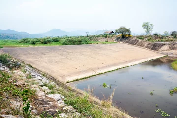 Crédence de cuisine en verre imprimé Barrage Small dam water release for excess capacity of water until spring-way overflow