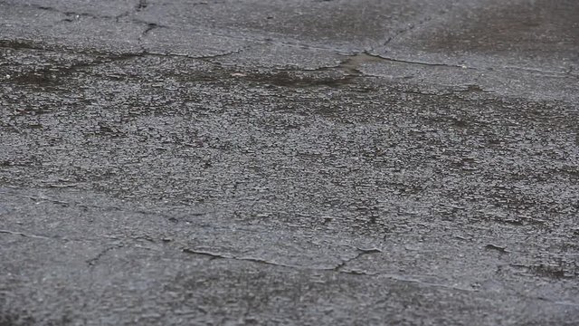 アスファルト路面に降る雨　雨の日　道路